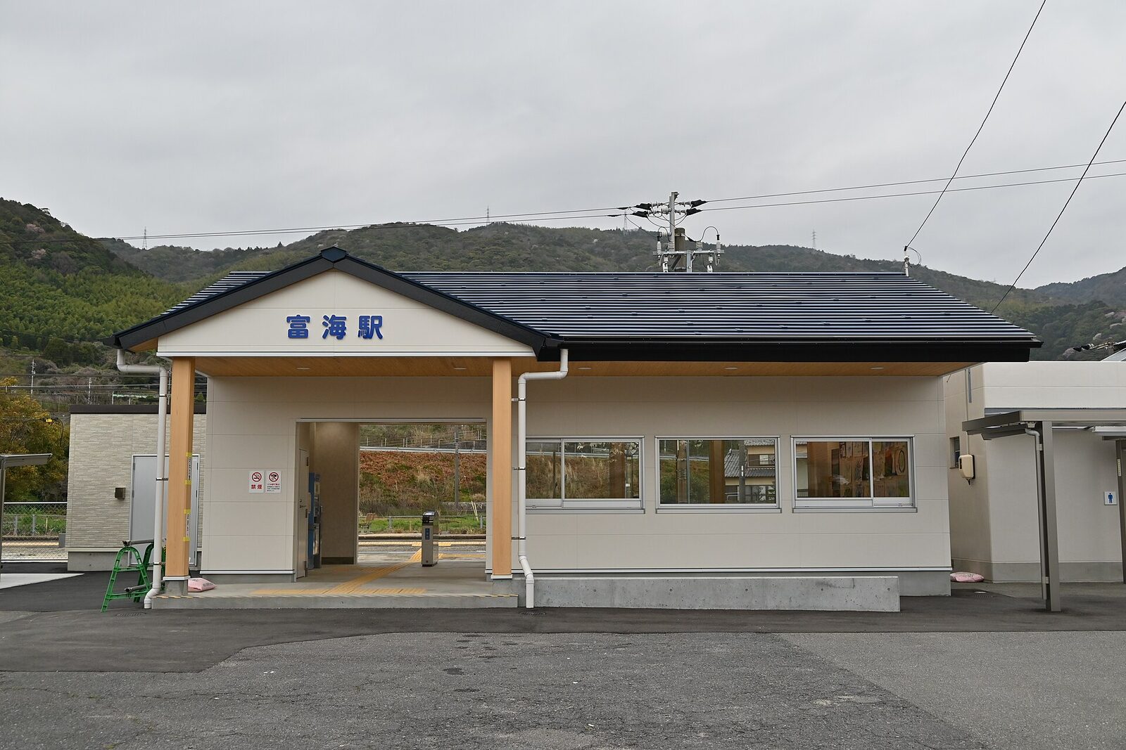 JR富海駅の駅舎（2024年3月撮影）