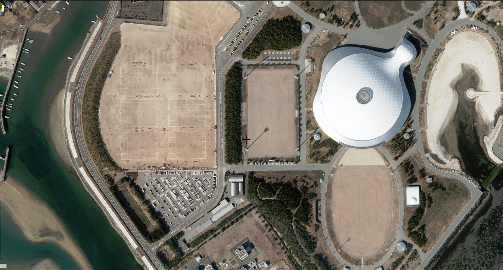 山口きらら博記念公園のドーム周辺を上空から撮った写真
