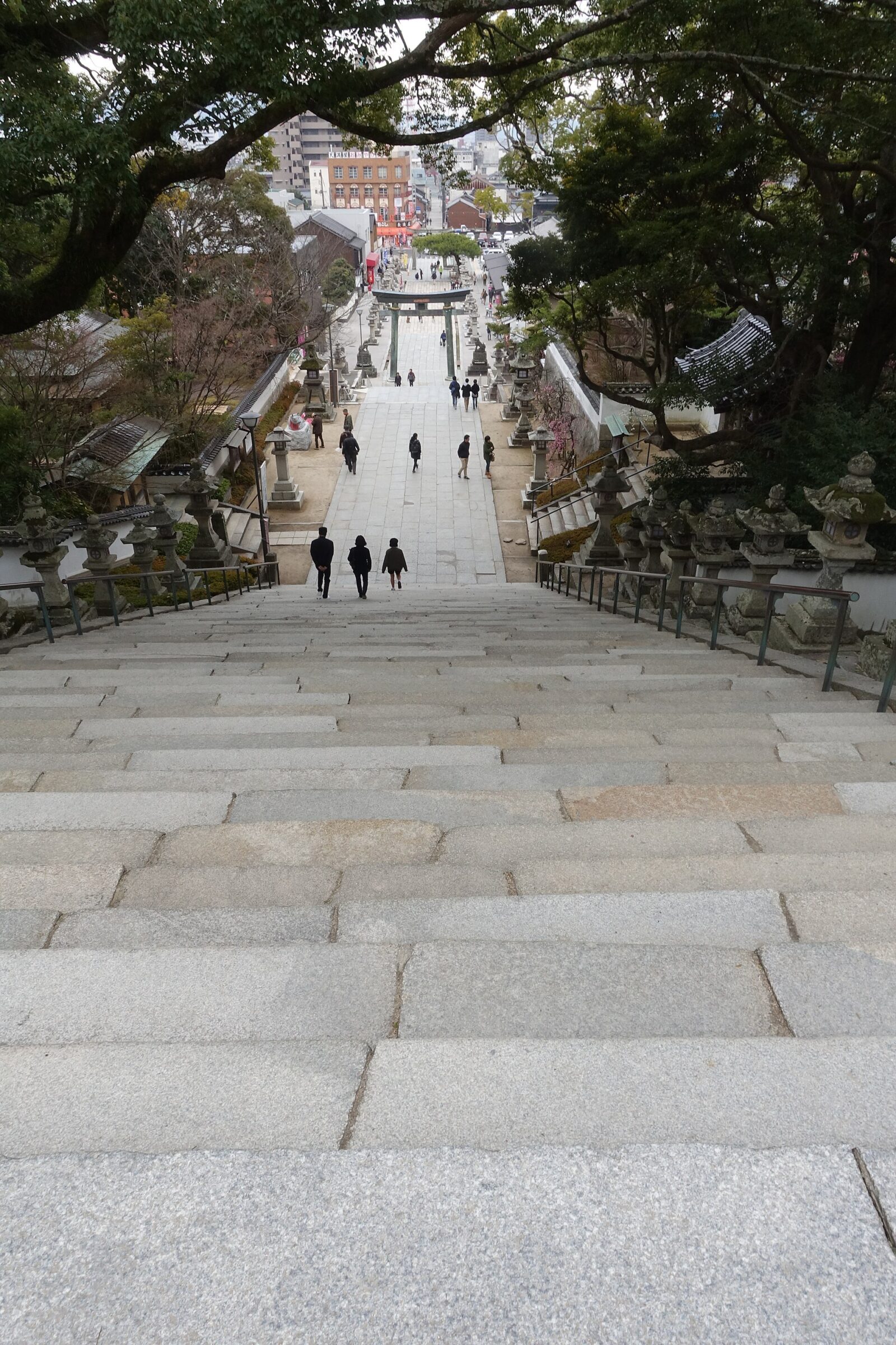 防府天満宮の石段の上から見た参道（2018年3月撮影。ツアーの当日の写真ではありません）