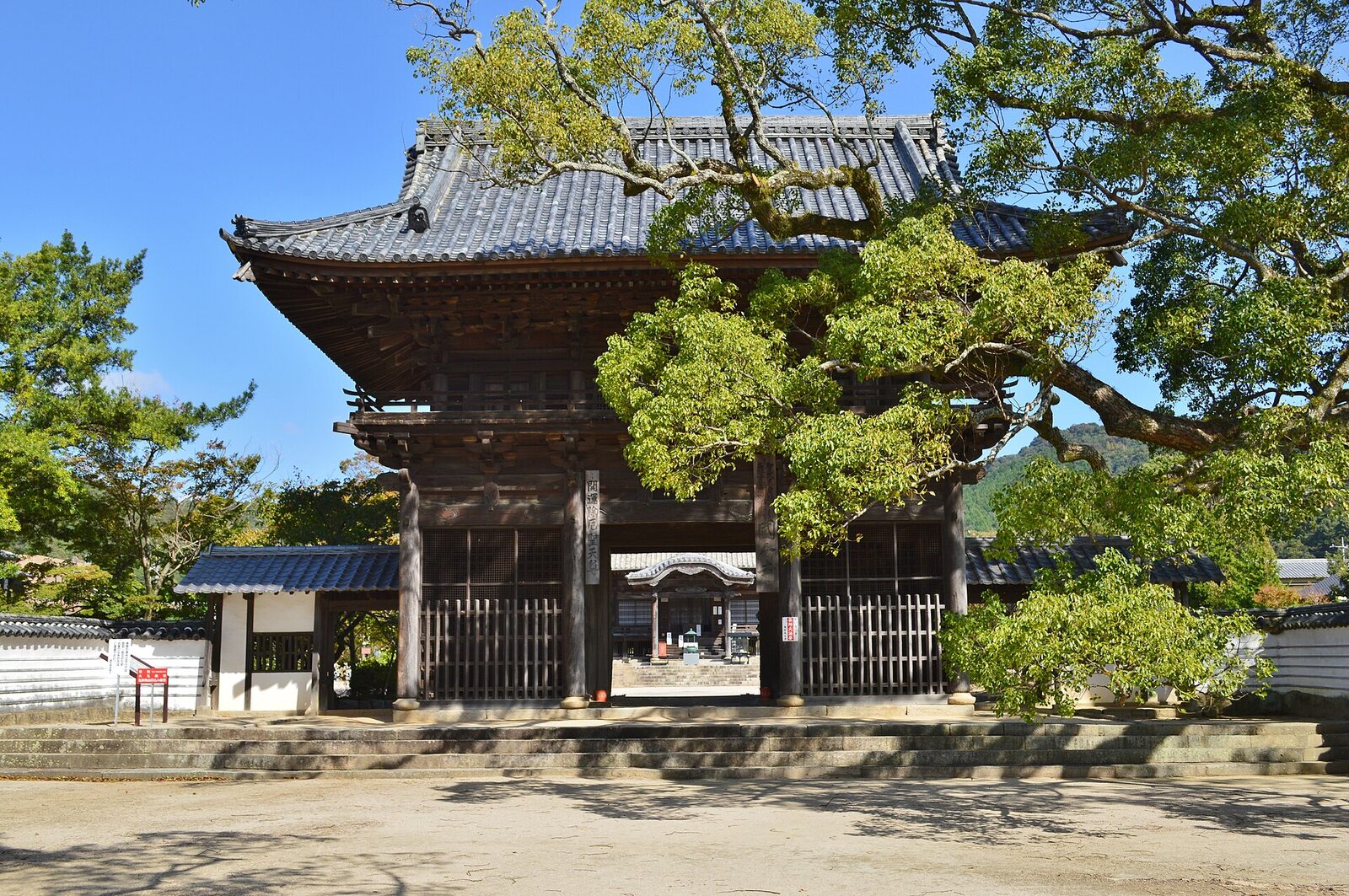 周防国分寺の仁王門。昼間の写真